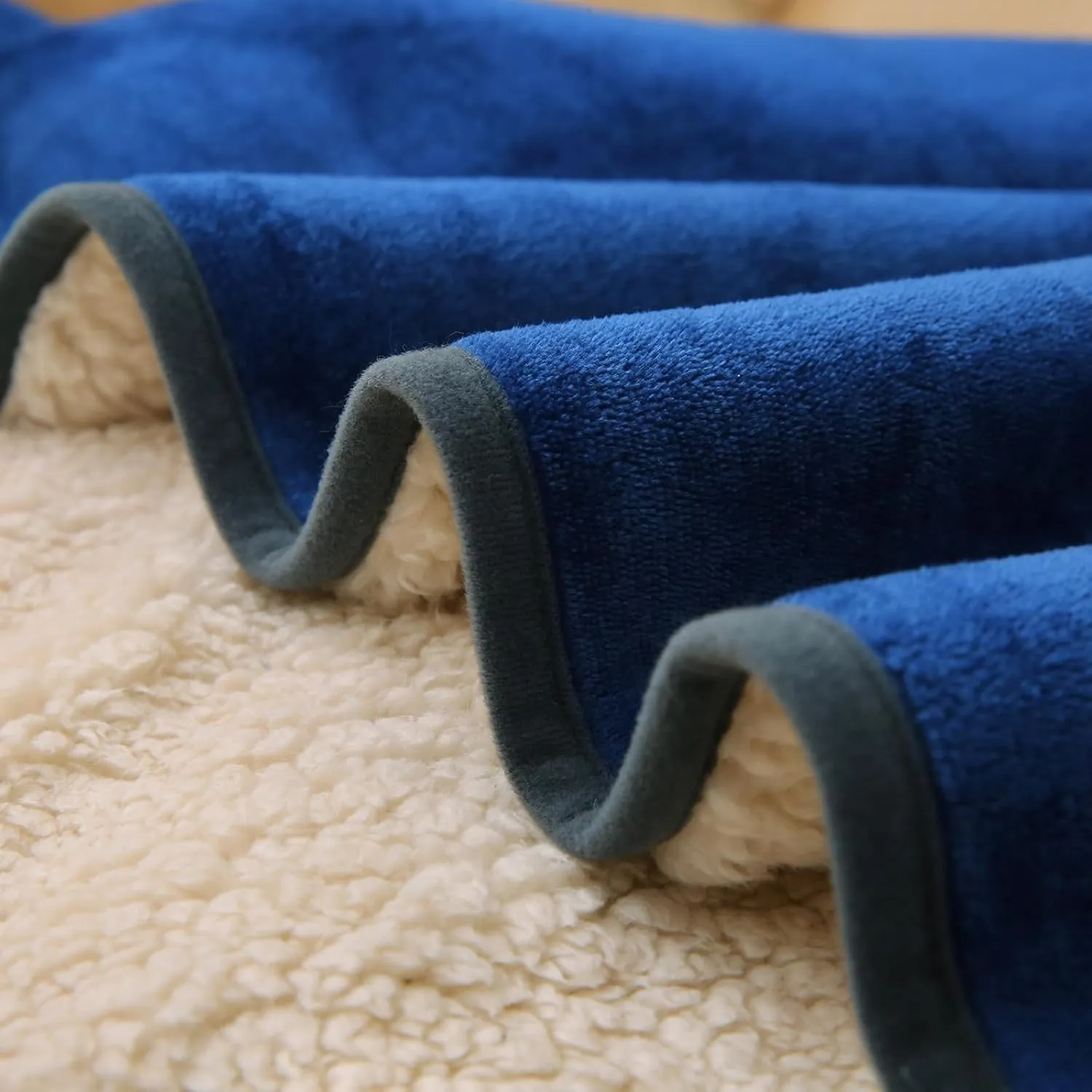 DaysU Waterproof Dog Blanket for Small Dogs - Soft Sherpa Fleece Reversible Pet Blanket, Cat Blanket Washable for Couch Protection, Warm Plush Dog Throw, 40"x50" Navy Blue